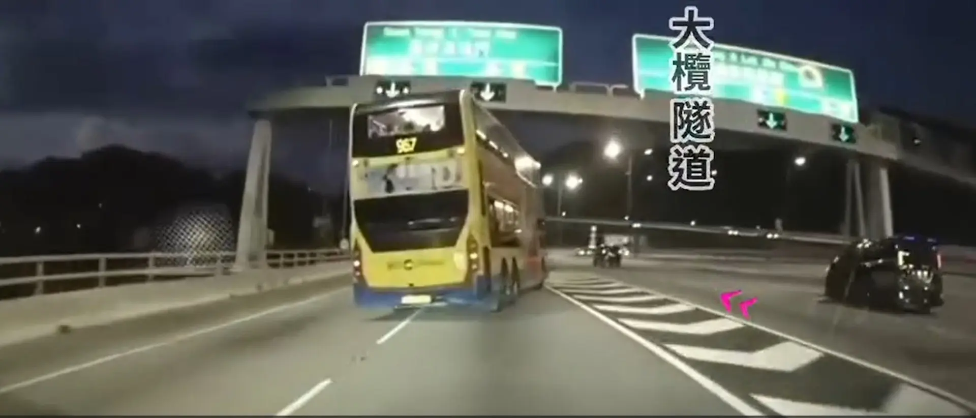 當巴士駛至接近分隔屯門公路與大欖隧道的石壆前，車長疑似突然察覺行錯路 —— 慢線僅通往屯門公路，而 967 線需途經大欖隧道。​(圖：視頻翻攝)