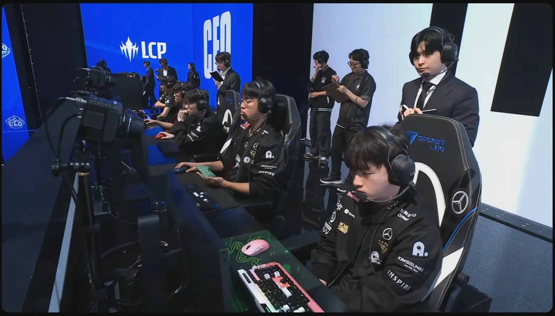 決勝時刻出現在第 30 分鐘，CFO 集結火力拿下巴龍，隨即與 T1 展開正面交戰，成功將對方全員團滅。(圖：LoLEsportsTW)