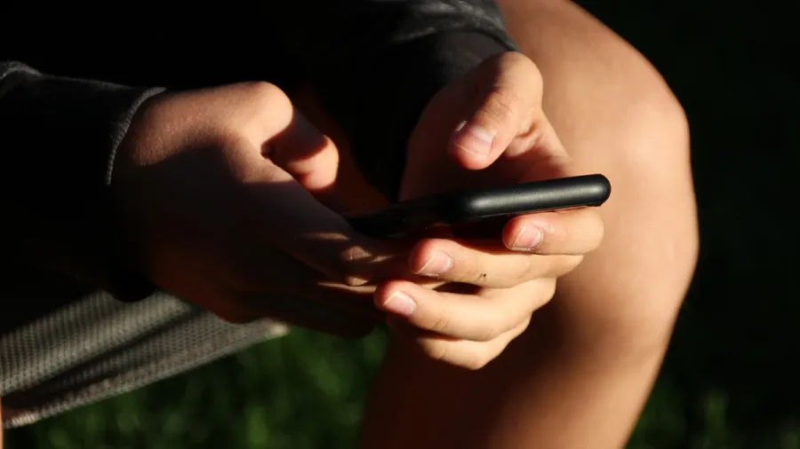 英國男孩為何迷戀 AI 女友？研究結果揭青少年情感危機的封面圖片