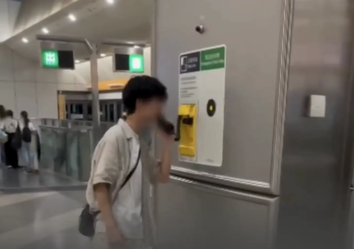 片段顯示一名身穿白衣的青年在港鐵屯馬綫天水圍站月台，疑似為拍片而濫用召援專綫，與車站職員通話後拔足狂奔。(圖： 視頻翻攝)
