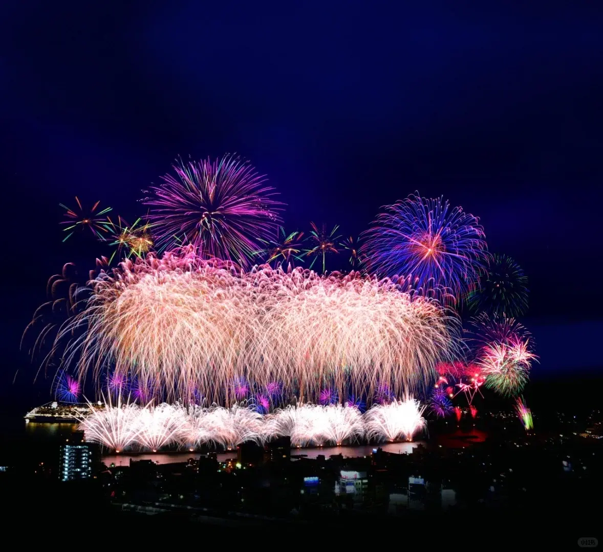 日本夏日花火大會、祭典黃牛亂象肆虐，長岡花火大會票價最高飆漲6倍，免費貴賓票也遭高價轉售。律師警示溢價轉賣涉違法，網友呼籲全面推行實名制杜絕歪風。（示意圖來源：小紅書網友）