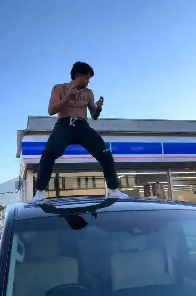 泰國網紅帕佛（Jack Papho）在日本山梨縣富士河口湖町LAWSON便利商店河口湖站前店（ローソン河口湖駅前店），於休旅車車頂半裸做出挑逗動作並跳舞，引發泰、日兩國強烈不滿。（來源：AsianDawn4@X）