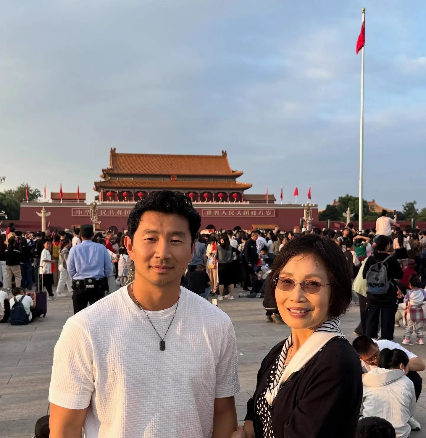 劉思慕在帖文中分享了多張在北京地標拍攝的照片，包括與母親在天安門廣場的合影和在摩天大廈的獨照。(圖：Simu Liu@threads)
