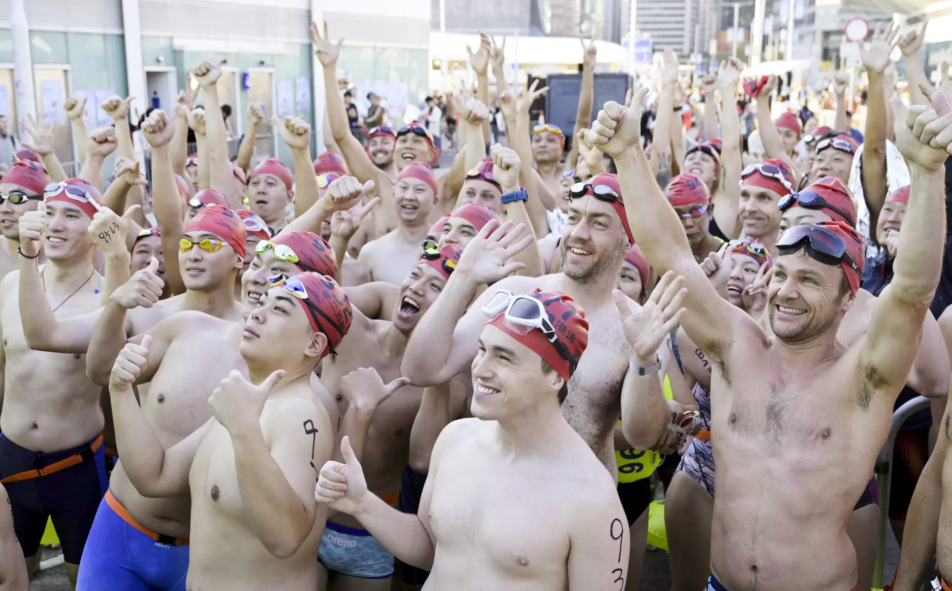 2025 年 11 月 22 日清晨，灣仔金紫荊廣場公眾碼頭人頭攢動，氣氛熱烈，由中國香港游泳總會主辦的年度體壇盛事維港泳 2025 正式拉開帷幕。(圖：新華社)