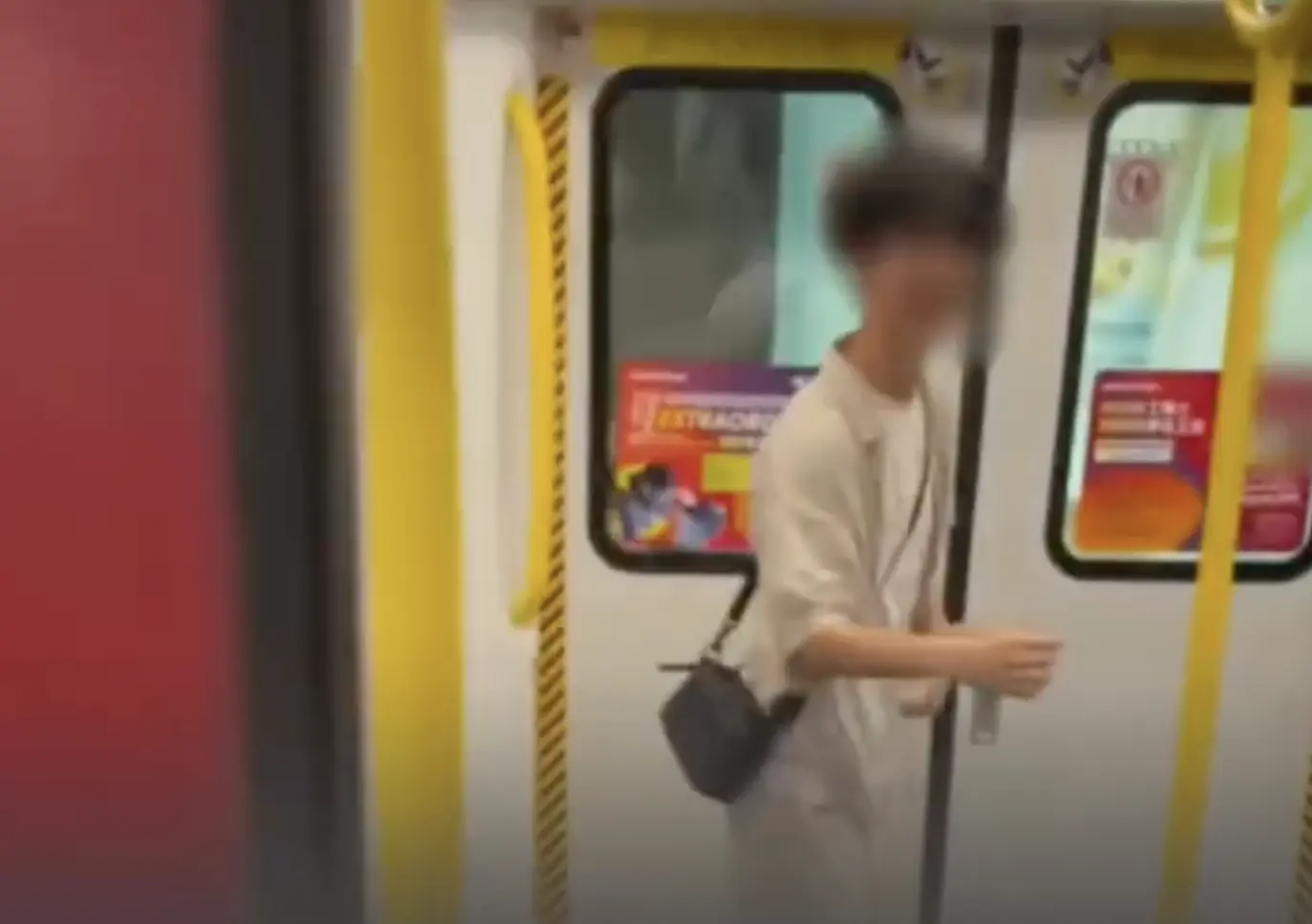 白衣的青年趁列車關門前迅速登車離去，全程態度輕佻。事件經網上傳播後，幾乎一面倒遭網民批評，而發文者不僅未道歉，反而留言挑釁。(圖： 視頻翻攝)