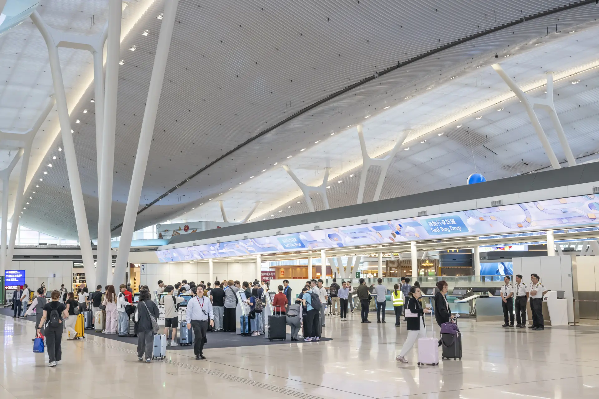 香港國際機場長遠目標是每年處理1.2億人次旅客及1,000萬公噸貨物，飛機升降容量可逐步提升至每小時102架次。 然而，跑道提供的是容量，不是自動送來的航線；航班時刻提供的是機會，不是必然出現的客源。 (圖：香港機場管理局)