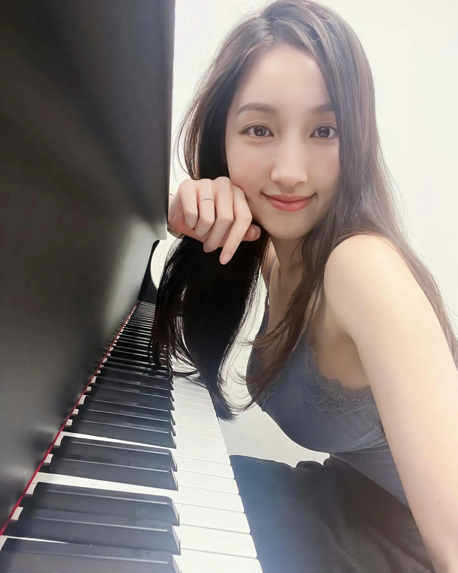 資料顯示，海兒3歲起接受音樂訓練，13歲便以優異成績考獲皇家音樂學院八級鋼琴與聲樂資歷，14歲更奪得第11屆香港（亞太區）鋼琴大賽冠軍，音樂才華備受肯定。(圖片：hedy_hoiyi@IG)