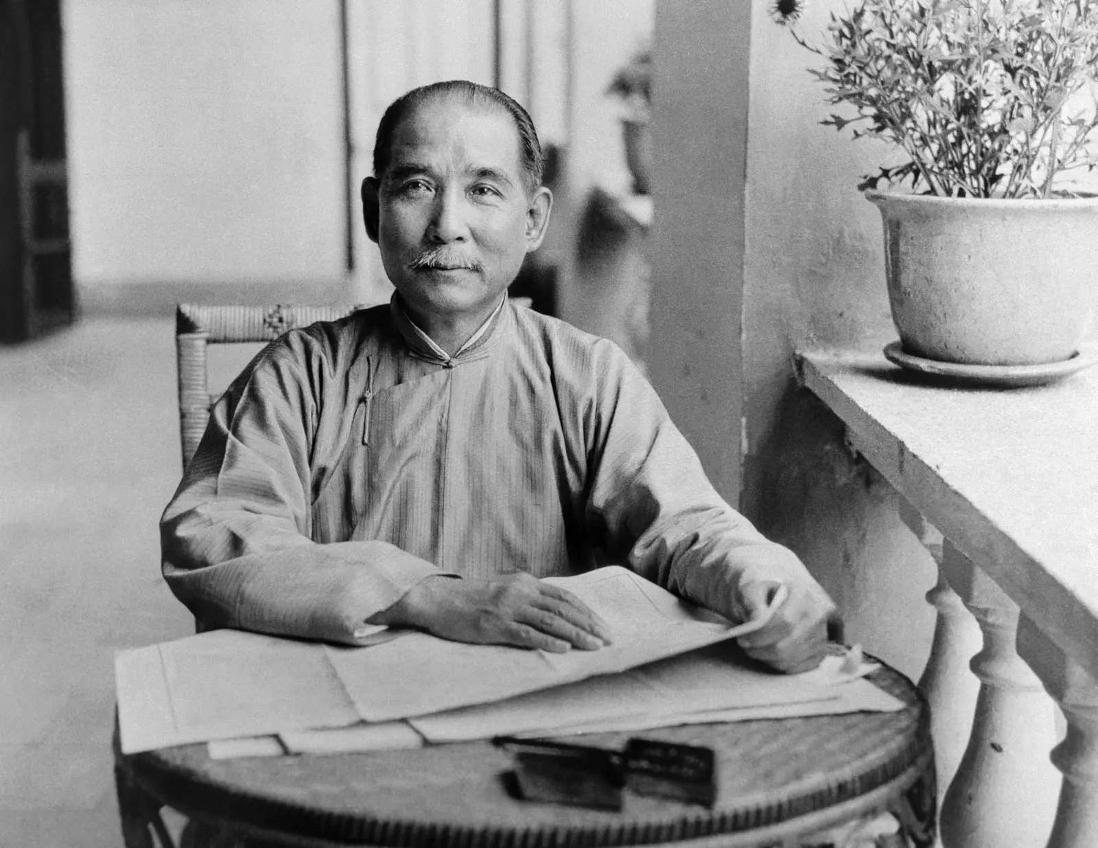 1925年孫中山逝世後，國民黨內部的權力結構與政治路線逐漸發生重大變化。隨著蔣介石掌握軍事力量，並在與汪精衛、胡漢民等國民黨資深領袖的政治競爭中逐步取得優勢，孫中山思想的詮釋權，也成為黨內權力鬥爭的重要部分。(圖：維基百科)