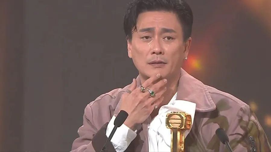 萬千星輝2025｜黃宗澤雙料封帝爆喊 入行26年從「戲屎」到實力派的逆襲的封面圖片