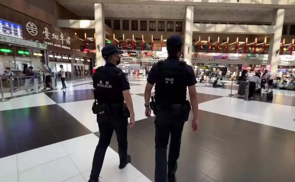 面對輿論壓力，台鐵 10 月 15 日透過官方 Threads 發布聲明致歉，宣布聯合鐵路警察局啟動四項強化措施，車站大廳已加設圍欄，張貼禁止飲酒、躺臥的告示。​(圖：網絡翻攝)