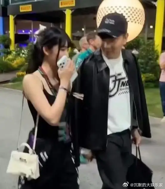 新加坡F1大獎賽落幕，林俊傑與女友七七牽手離場，七七面對鏡頭緊張掩面，林俊傑貼耳輕聲安撫「不要害羞，別緊張」，兩人公開同框畫面曝光引發熱議。（來源：新浪微博）