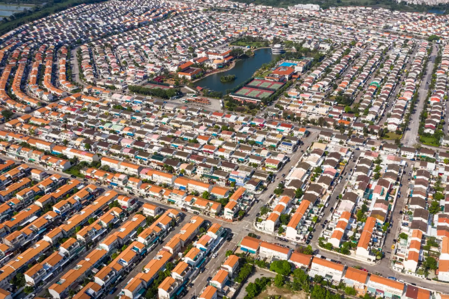 小業主權益聯會主席詹嬋麗於專欄指出，地契明確訂明屋苑開發時供水管道應由水務署負責興建，費用由發展商支付，完工後移交政府管理。但查閱資料發現，喉管實際由發展商自行興建，未移交政府，水務署卻批准供水。(圖：網絡截圖)