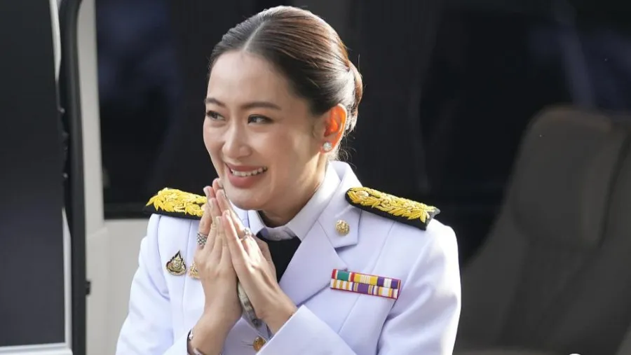 泰國總理佩通坦被停職的封面圖片