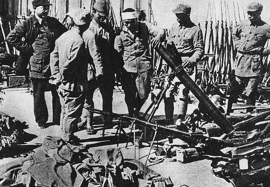 日本侵略軍向中國戰區繳械投降。（新華社資料圖片）