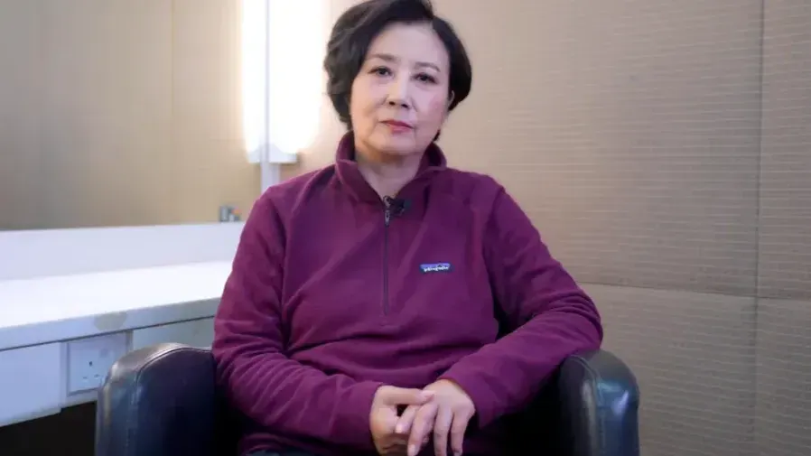 《帶阿姐看世界》復播  汪明荃慰問宏福苑災民｜克服畏高50米高空打卡 周嘉洛暖男守護感動網民的封面圖片