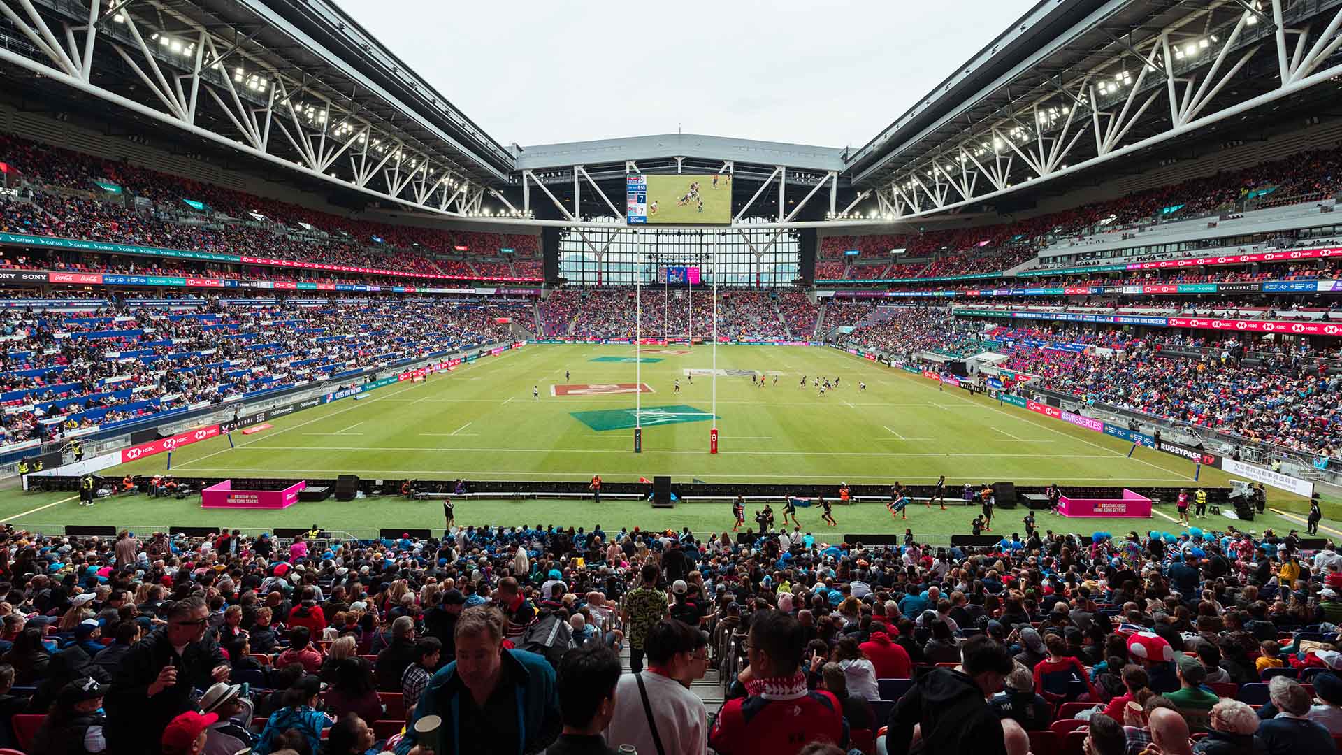 從香港國際七人欖球賽、國際足球友誼賽，到多場國際級樂隊與歌手的演唱會，乃至作為第十五屆全國運動會部分賽事的舉辦場地，啟德體育園已迅速成為匯聚人流、激發消費活力的磁石。(圖：Discover Hong Kong)