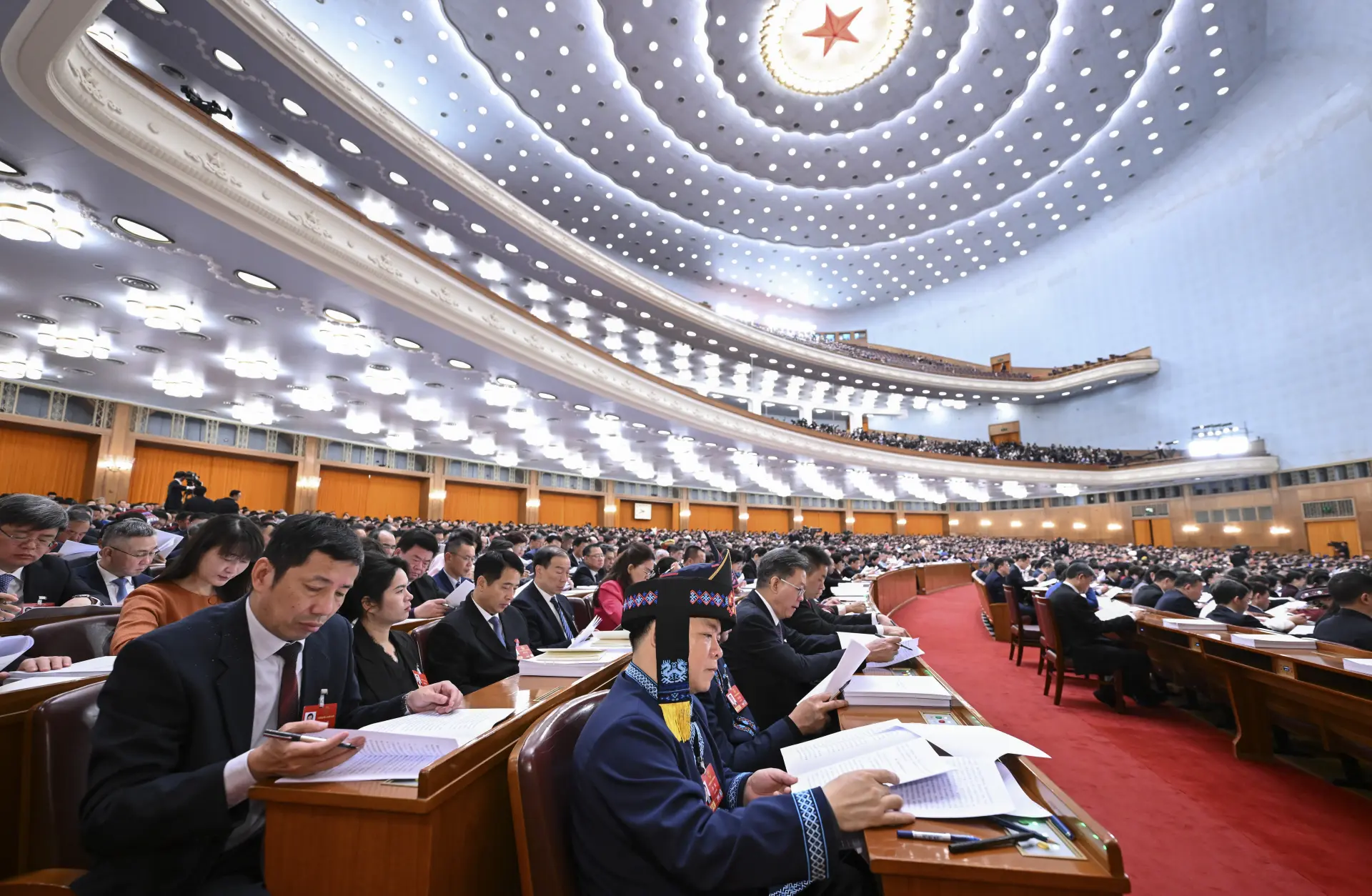 然而，從國家「十五五」規劃到本地預算案，再到國際排名與硬數據，我們同時看到另一個事實：香港仍有底氣和條件，亦正站在一個可以「再出發」的關鍵節點。(圖：新華社)