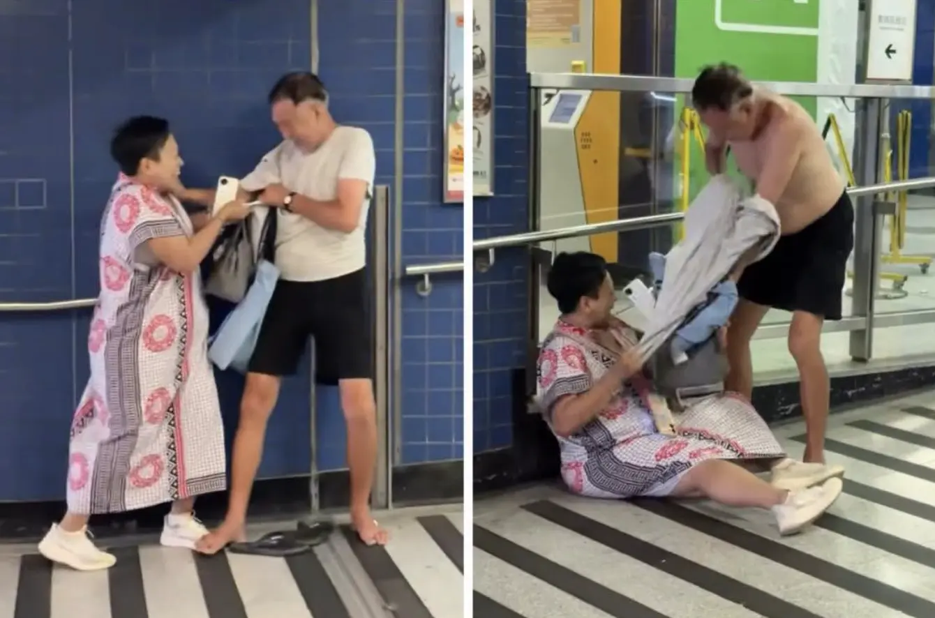 畫面所見，一名身穿連身裙的女子在大圍站A出口緊緊拉扯一名阿伯的上衣，全程面带笑容高聲呼喊「打人啊」。面對女子的緊緊糾纏，阿伯無從脱身，拉扯過程中腳上拖鞋不慎甩脫，神情極度尷尬。(圖：網絡截圖)