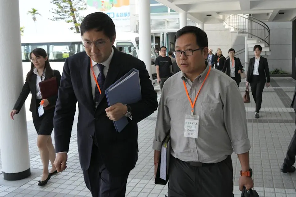 時任宏福苑法團主席徐滿柑(右)今被多名作供居民批評。（資料圖片）