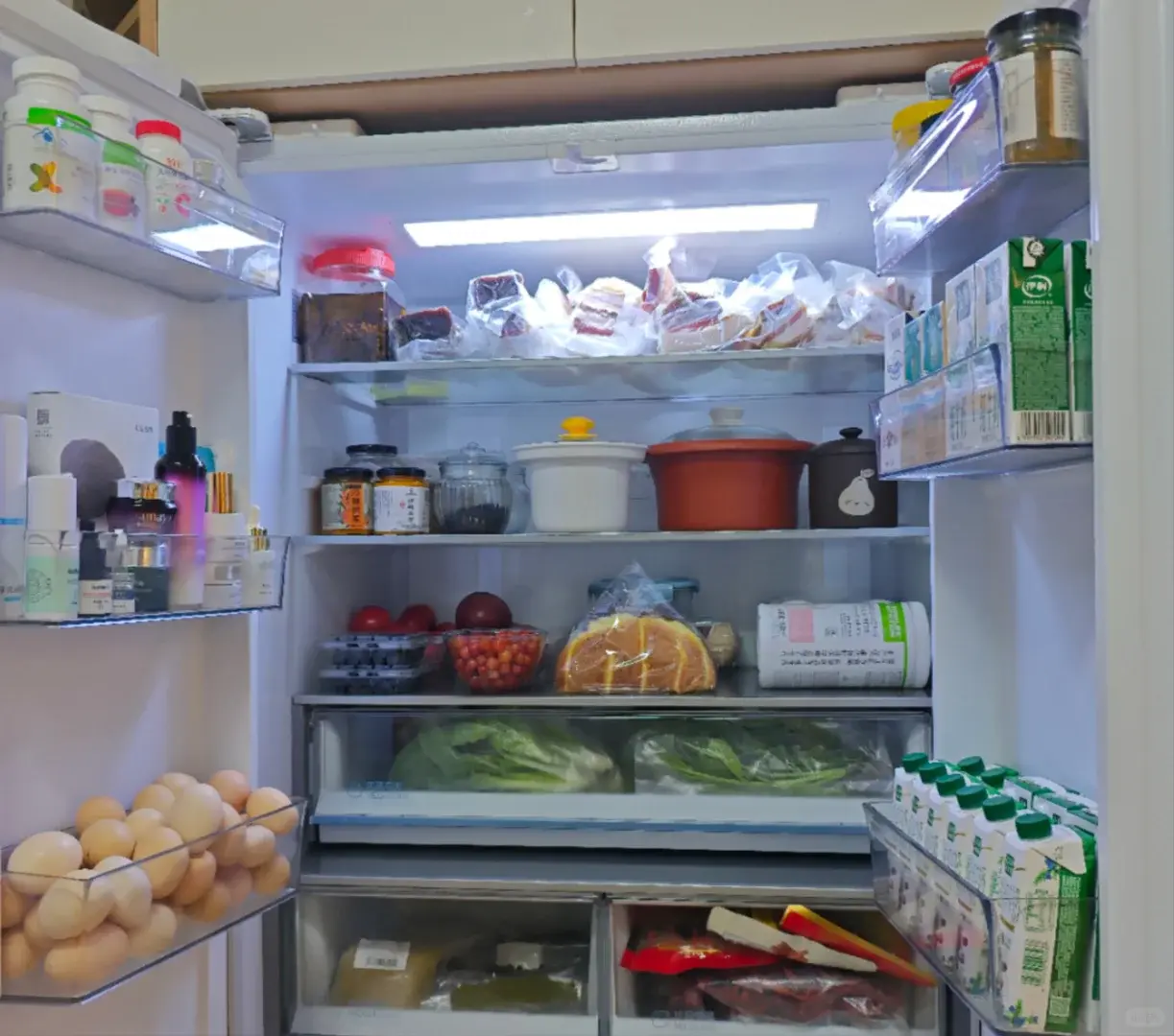 美國農業部（USDA）示警，冰箱門溫度波動大，5種食物千萬別放，其中雞蛋放專屬蛋架壞更快；依「eatingwell」建議，教你正確擺放，守住食物新鮮與安全。（示意圖來源：小紅書網友）