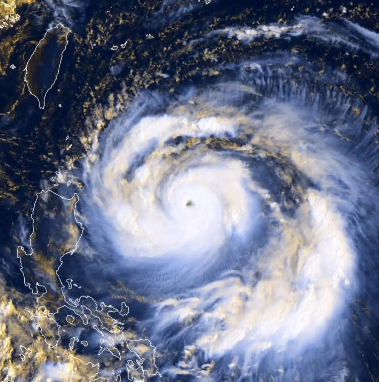 中央氣象台形容樺加沙為今年西北太平洋最強「風王」，其環流廣闊，除帶來猛烈風雨外，更可能引發顯著風暴潮。(圖：網絡翻攝)