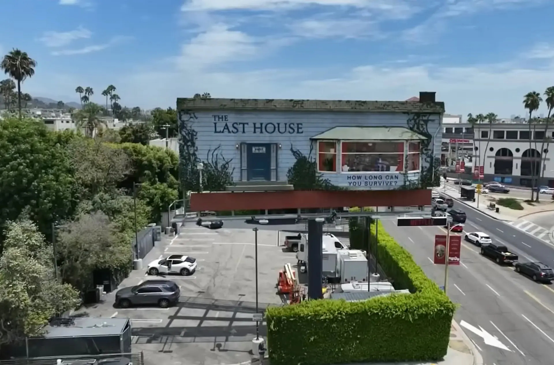 Netflix為宣傳電影《最後孤屋（The Last House）》，改造洛杉磯日落大道廣告牌為空中住宅，安排演員真人入住三日，實景還原電影劇情，瘋傳社交平台，助力電影登頂多國收視榜單。（來源： CBS LA@YouTube）