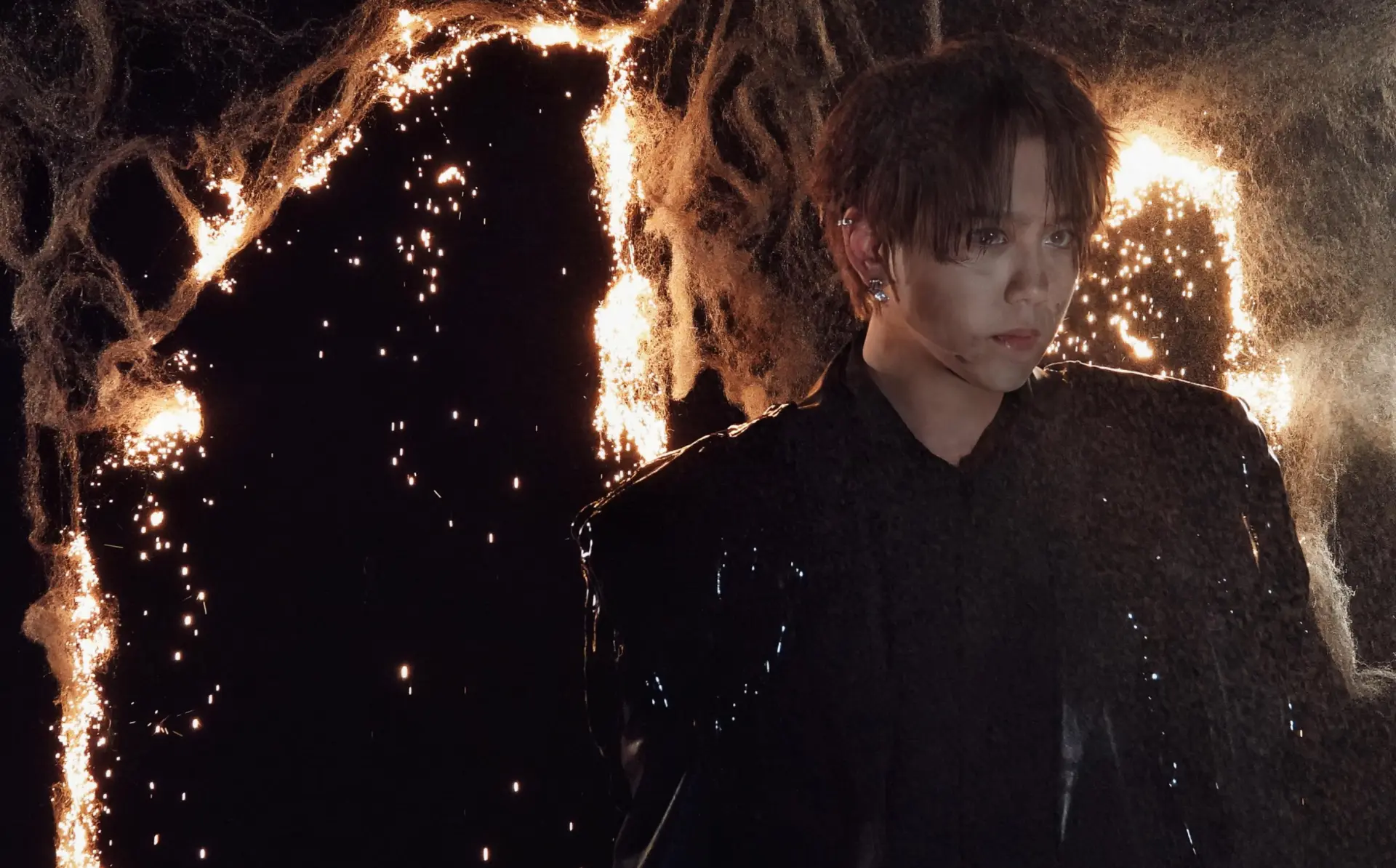 「首設內地售票平台」的安排瞬間引爆香港「姜糖」不滿。多位粉絲在網絡發聲,直言 MIRROR 演唱會門票向來一票難求,現有香港渠道已供不應求,新增內地平台無疑令搶票難度再升級。(圖:網絡翻攝)