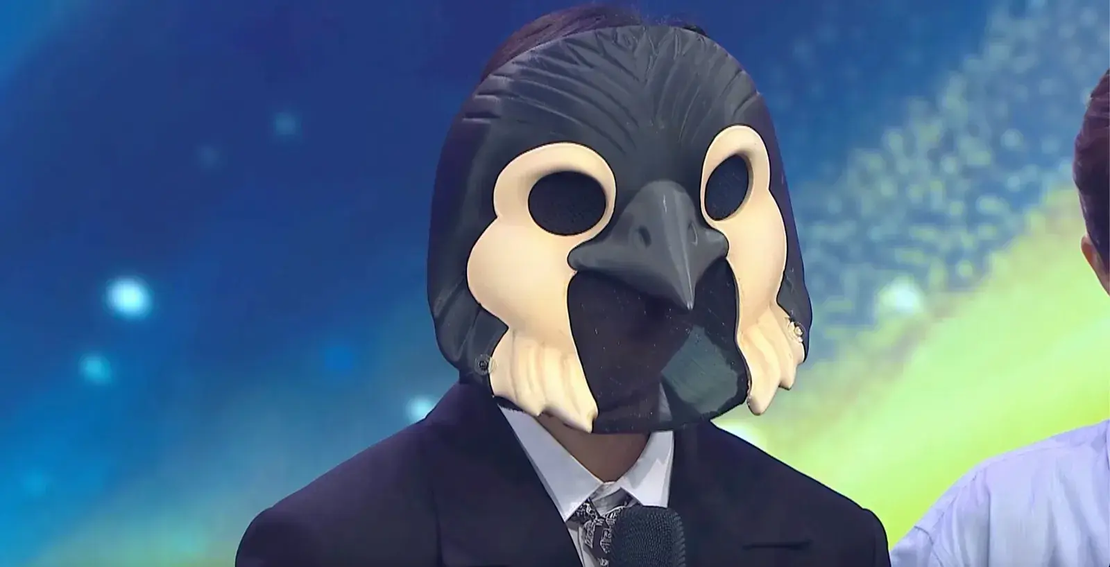 當晚「企鵝人」選唱的是古巨基2004年專輯《大雄》中的經典作品《Touch》，這首由林夕填詞、描寫舊愛間欲斷難斷情愫的歌曲，被他演繹得感情細膩又游刃有餘。(圖： TVB)