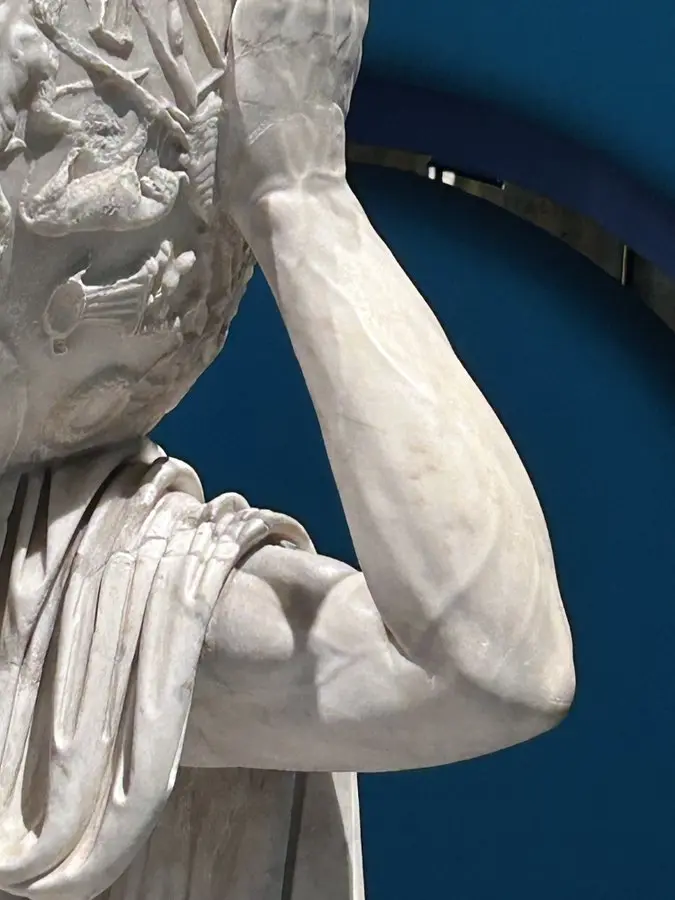 日本大阪關西世博會義大利館「法爾內塞的阿特拉斯」石雕，因手臂血管位置符合解剖學，被日本醫生發現並分享，引來網友熱議，成參觀趣聞。（來源：KotaroSuemitsu@X）