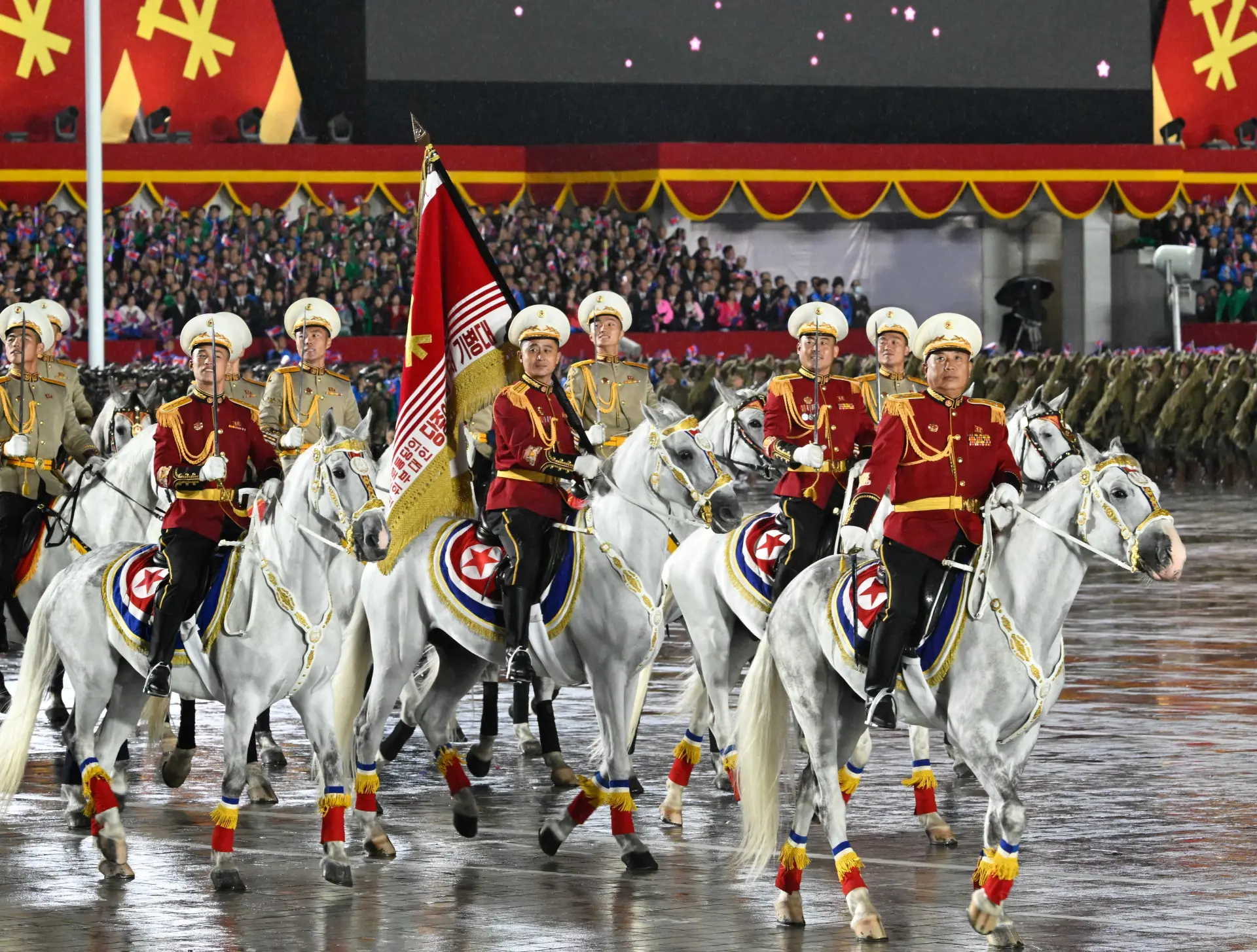閱兵式上，朝鮮武裝力量各軍種和兵種組成的徒步方隊及尖端裝備方隊陸續受閱。(圖：新華社)