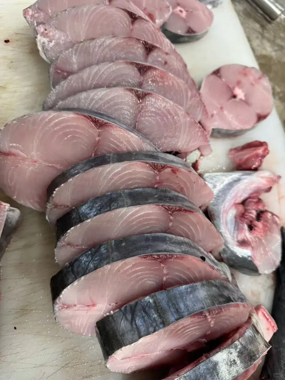 鮁魚又稱馬鮫魚，是中國北方沿海常見的近海洄遊魚類，每年春秋兩季是捕撈旺季，這時的鮁魚肉質緊實、脂肪分佈均勻，魚身銀亮、魚眼透亮，新鮮度拉滿。（示意圖來源：小紅書網友）