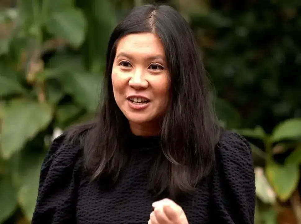 財務專家喬伊（Bernadette Joy）40歲提早退休，花一年追BTS環遊世界。從背負鉅額債務到實現財務自由，她透過追星體悟，財富真正價值是掌握自己的時間。（來源： Good Morning America@YouTube）