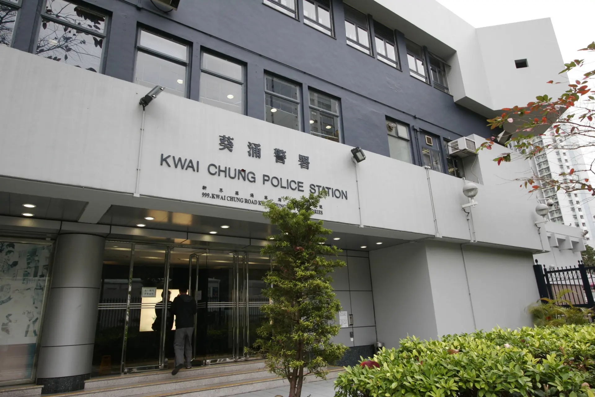 有人翻查店舖過往帖文，試圖了解被捕原因，但店舖官方帳戶暫未有任何回應。 目前警方未有公開被捕男子身份、具體罪名細節，亦未交代是否檢走任何證物證。案件仍在調查階段。(圖：網絡截圖) 