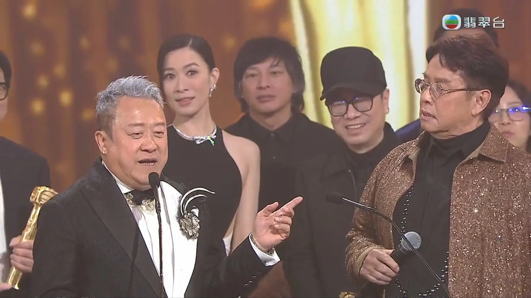 本屆頒獎禮的壓軸環節，迎來全晚最高潮。「萬千光輝榮譽傳奇」大獎由TVB行政主席許濤親自頒發，曾志偉的多年好友譚詠麟擔任嘉賓，並現場獻唱《相對無言》，溫馨旋律感染全場。(圖片：TVB 娛樂新聞台 TVB Entertainment News@FB)
