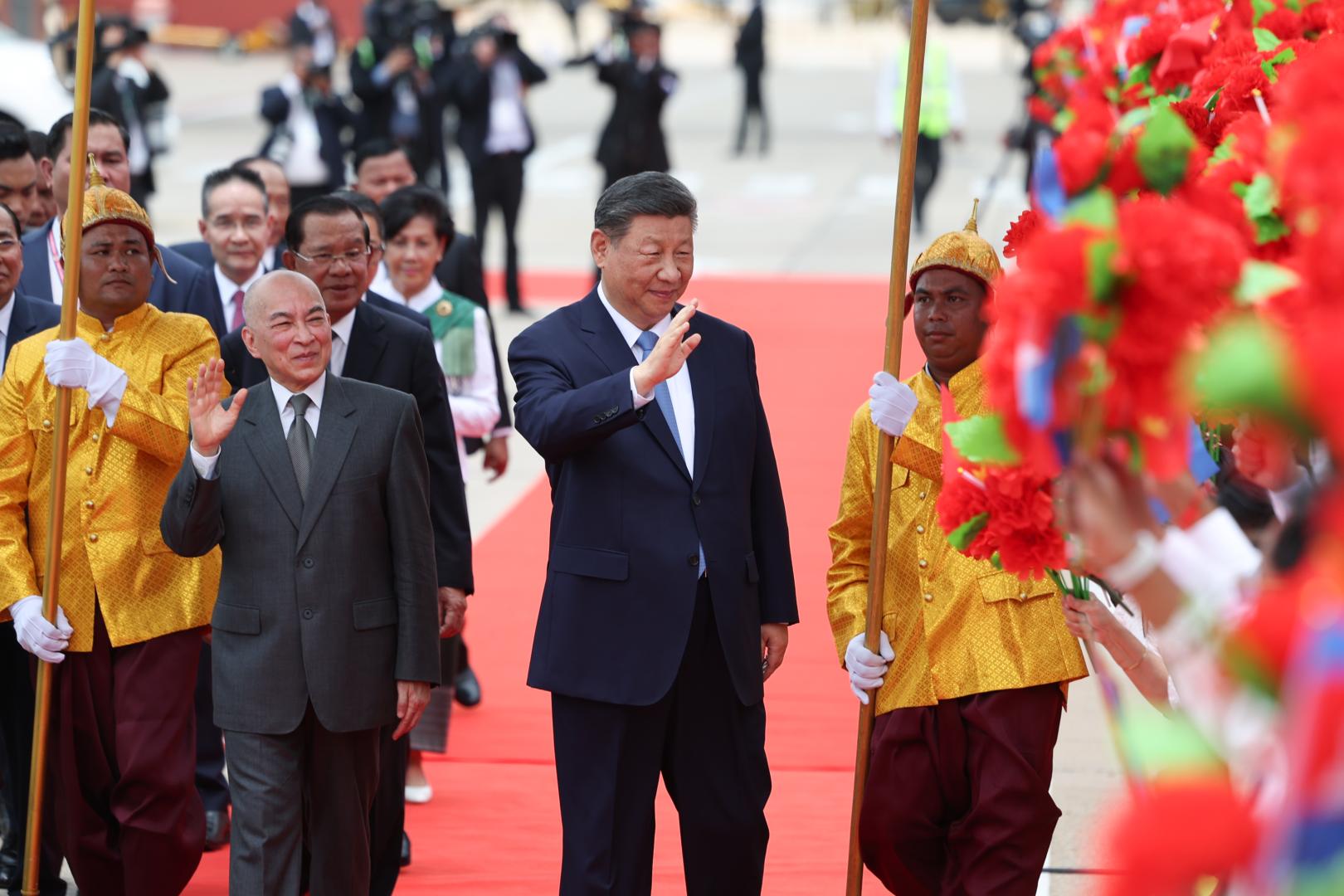 當地時間4月17日上午，國家主席習近平乘專機抵達金邊，應柬埔寨國王西哈莫尼邀請，對柬埔寨進行國事訪問。西哈莫尼在機場為習近平舉行隆重歡迎儀式。這是習近平向歡迎人群揮手致意。(新華社)