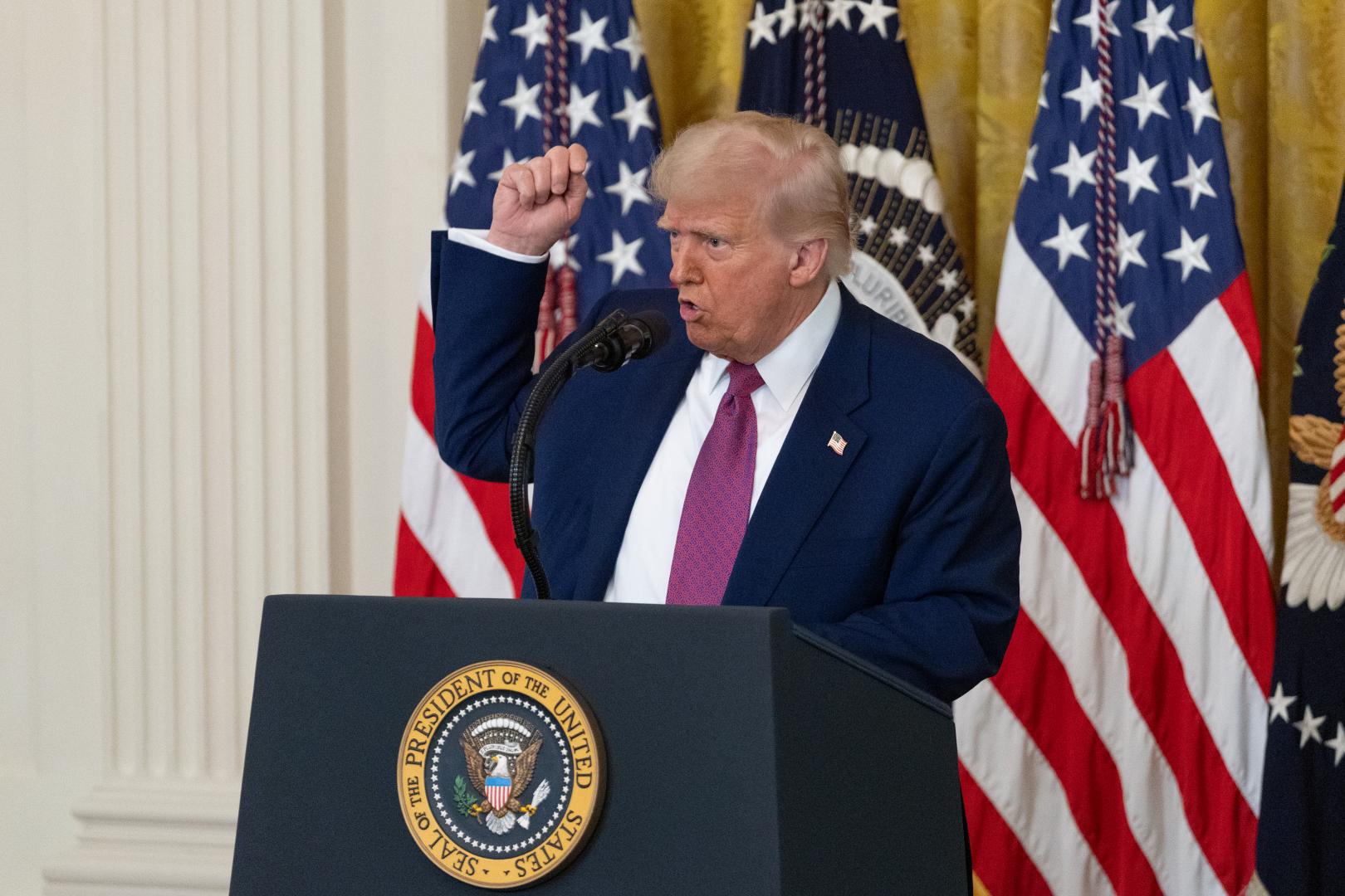 美國總統特朗普在華盛頓白宮回答記者提問（新華社）