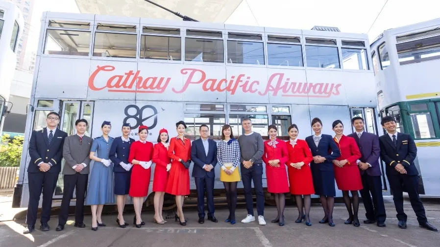 國泰航空80周年復古電車巡遊｜重溫「生菜葉三文治」記憶，歷代制服亮相的封面圖片