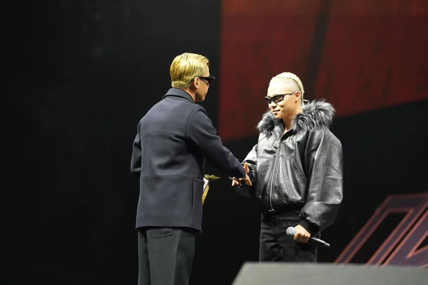 當晚至尊歌曲大獎揭曉環節充滿巧思，向來風趣幽默的林海峰，特意以湯令山近期喜愛的金髮all-back造型搭配黑超現身，全程背向觀眾席宣布得獎結果，並表示自己要「用背脊頒情歌」，緊扣得獎歌曲主題。(圖：林海峰Jan Lamb@FB)