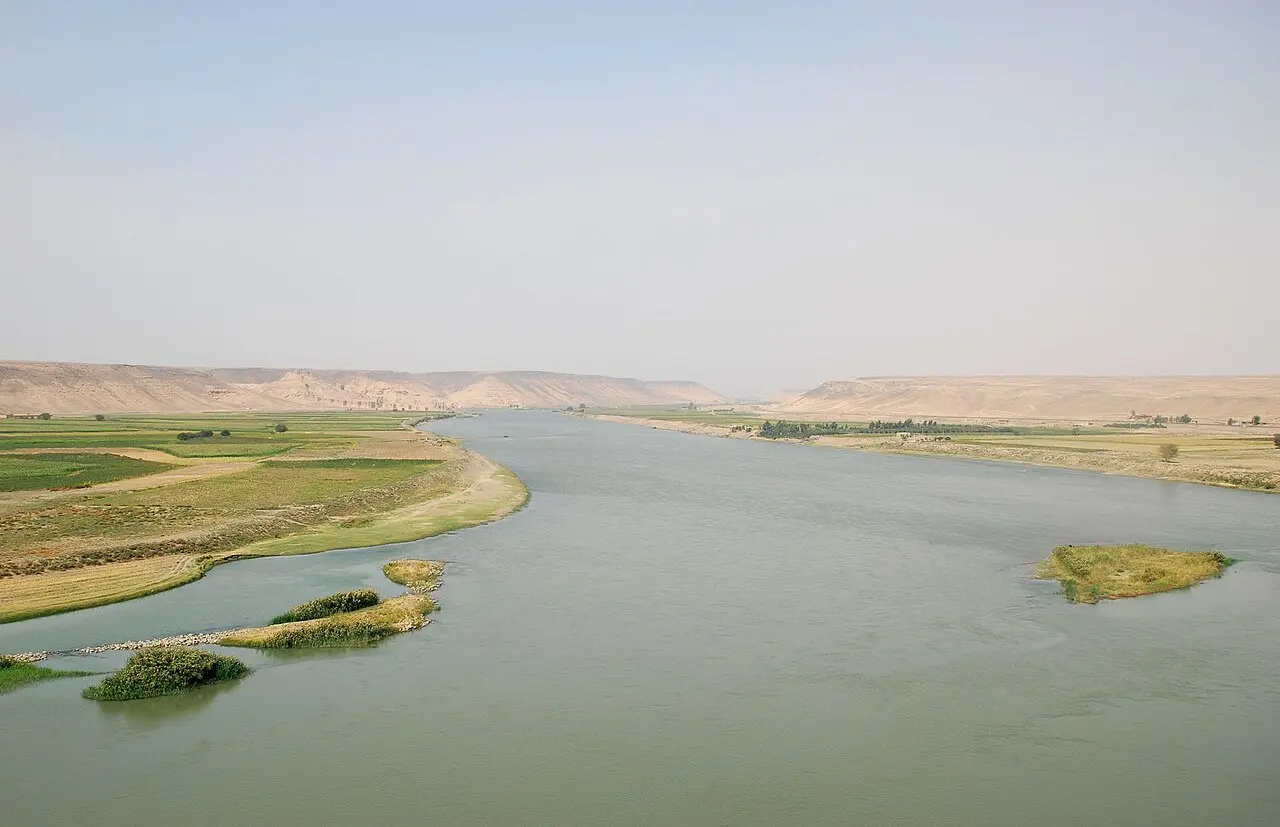 幼發拉底河（Euphrates River），這條流貫土耳其、敘利亞與伊拉克的「文明母河」，數千年來滋養著美索不達米亞平原，蘇美爾、巴比倫等古文明皆賴其而生，是公認的人類文明搖籃之一。（來源：wikipedia）
