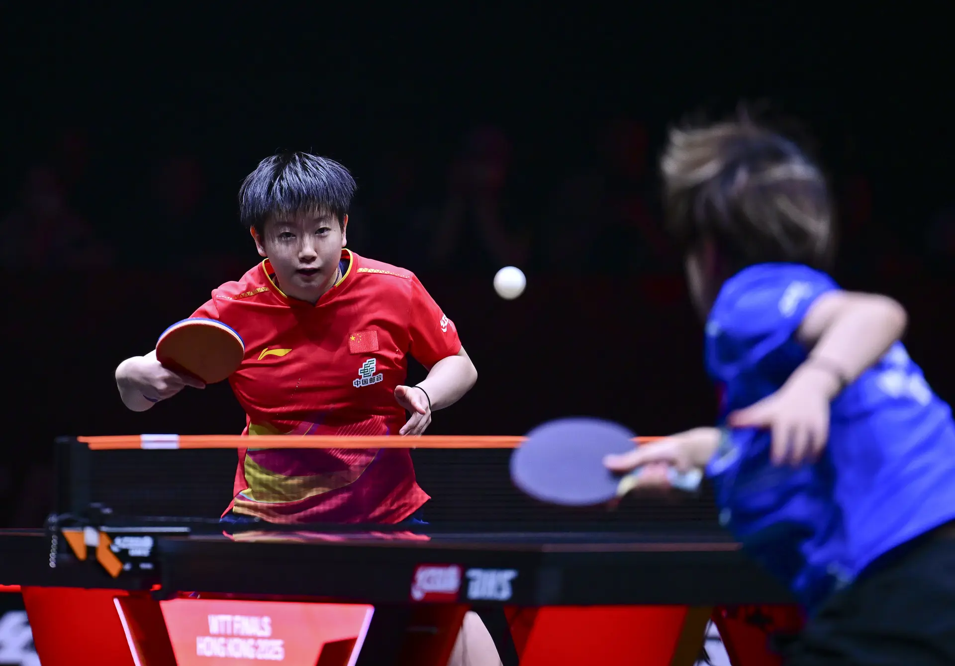 賽後接受採訪時，孫穎莎坦言沒想到會贏得如此輕鬆，「我與王藝迪十分熟悉，每次交手都是很激烈，我都沒想過以4:0勝出。」她表示今日自己心態非常好，沒有過多設想結果，而是專注到比賽的每一分，在前三板和技戰術的運用上都頗為得當。(圖：新華社)