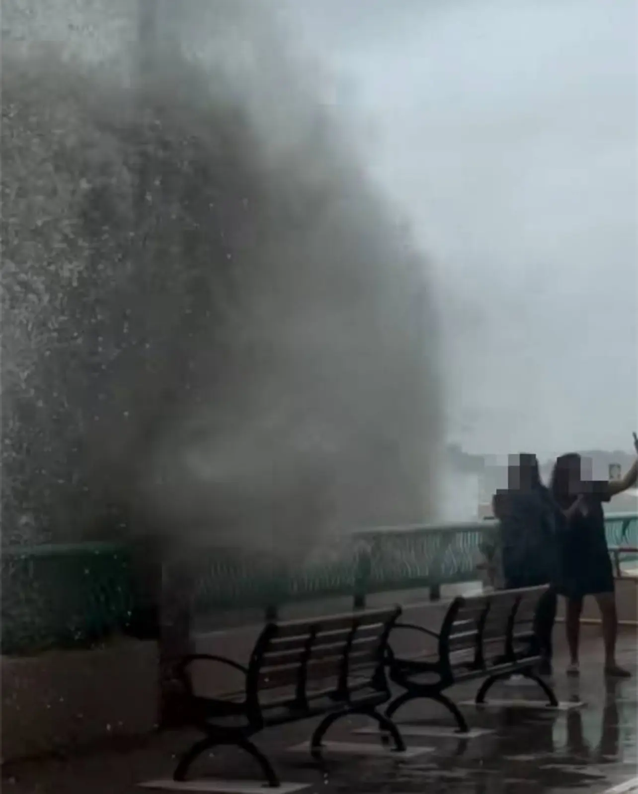 風暴期間有兩名女子帶一名男童追風自拍時被巨浪沖跌，幸未有釀成慘劇。(圖：視頻截圖)