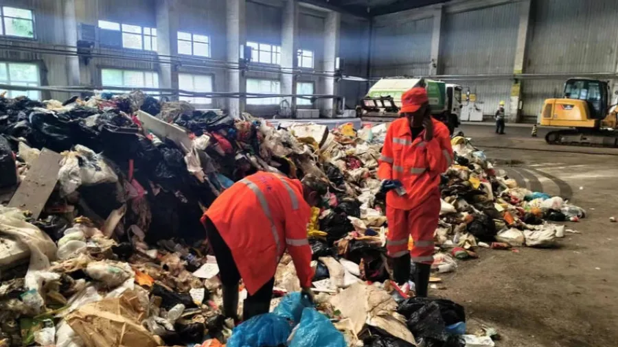 吵翻！一深圳女遊客弄丟兒童手錶，環衛工徒手高溫下翻8噸垃圾！的封面圖片