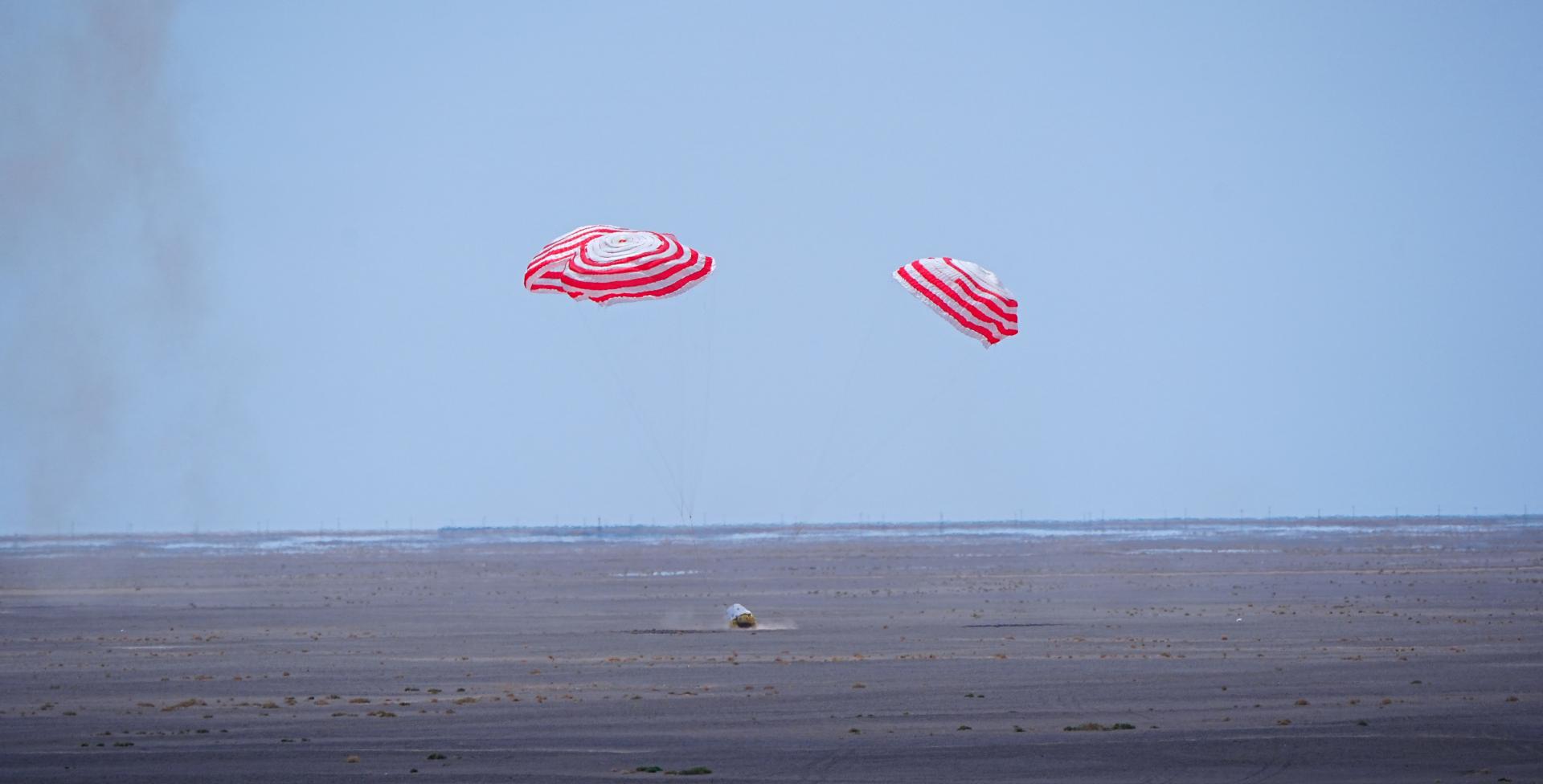 夢舟載人太空船零高度逃逸飛行試驗，減速傘打開，幫助返回艙緩沖著陸。（新華社）