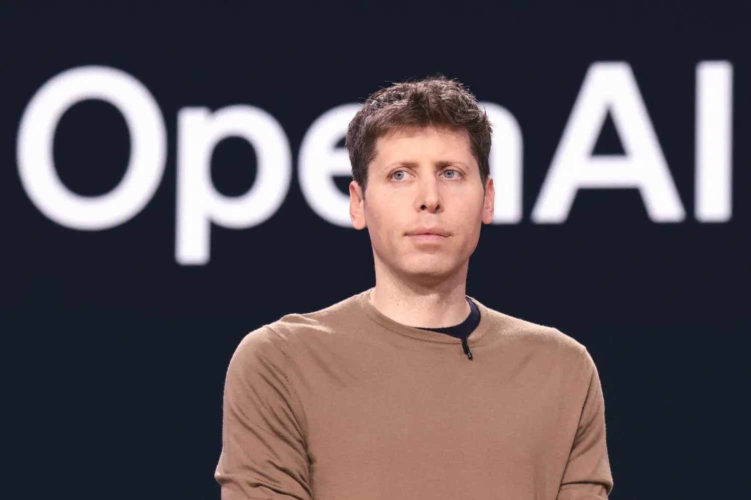 OpenAI 聯合創始人兼首席執行官山姆・奧特曼則強調，AMD 在高性能芯片領域的領導地位，將幫助 OpenAI 加快進展，更快地將先進 AI 的益處帶給每個人。(圖：網絡翻攝)