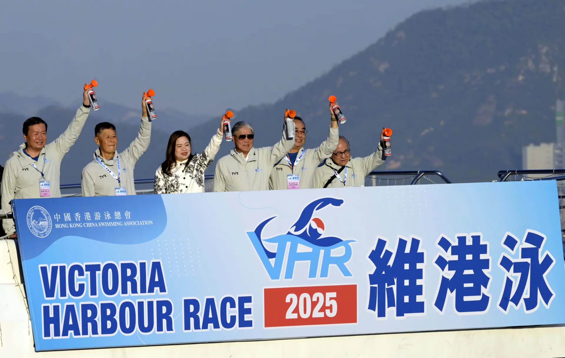 文化體育及旅遊局局長羅淑佩、中國香港體育協會暨奧林匹克委員會會長霍震霆等嘉賓親臨現場主持鳴槍儀式，4000 名來自海內外的泳手分批躍入維港。(圖：新華社)