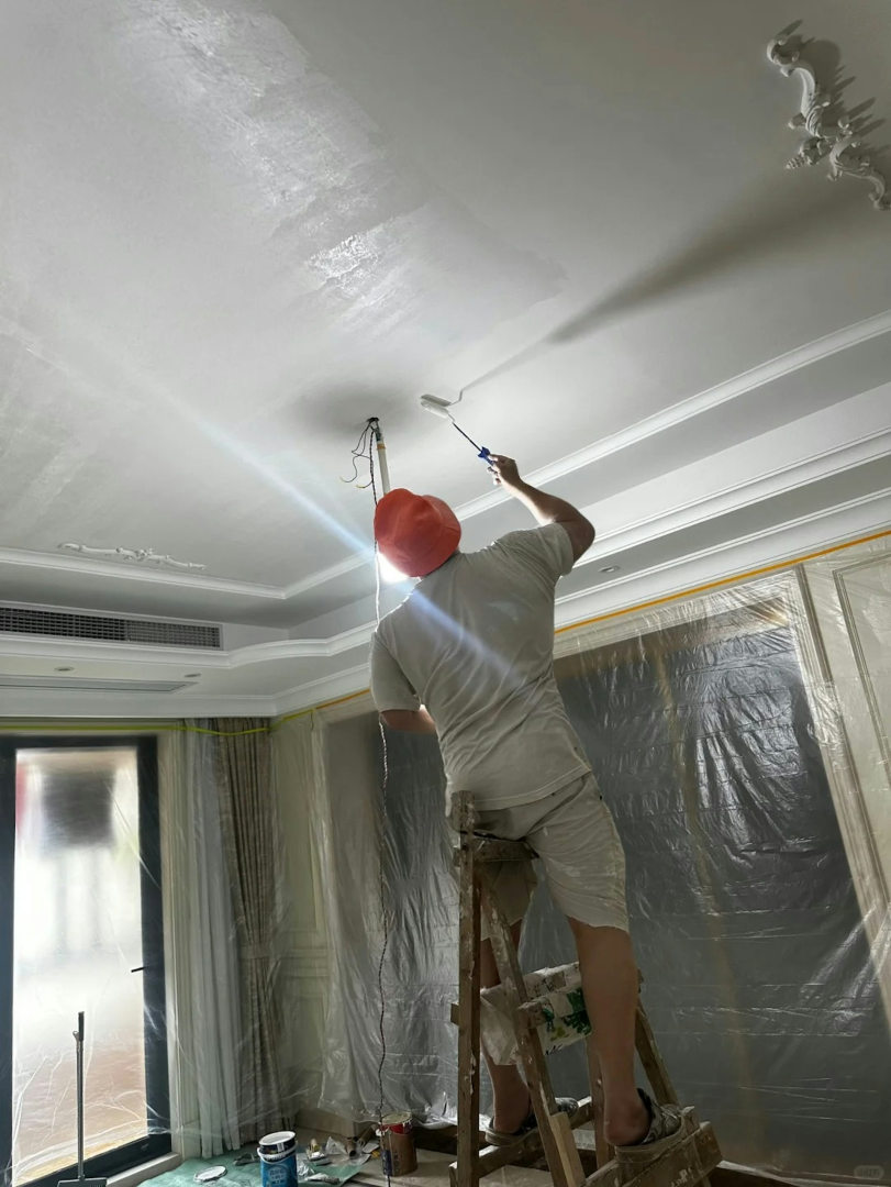 雖然只是部分玻璃碎裂，但修復工程必須把剩下的幾塊全部移除，用博主的話說就是「這個頂要全部換掉了」。（來源：小小阿正（尾巴哥）@小紅書）