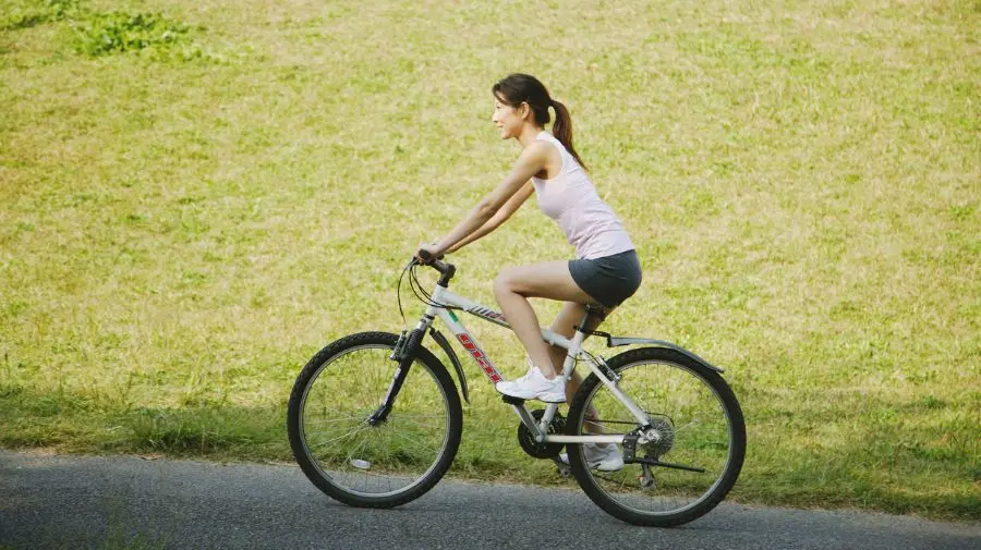 根據美國心臟協學會的建議，每週成人應進行至少150分鐘的中等強度運動，或75分鐘的高強度運動，並結合肌力訓練。