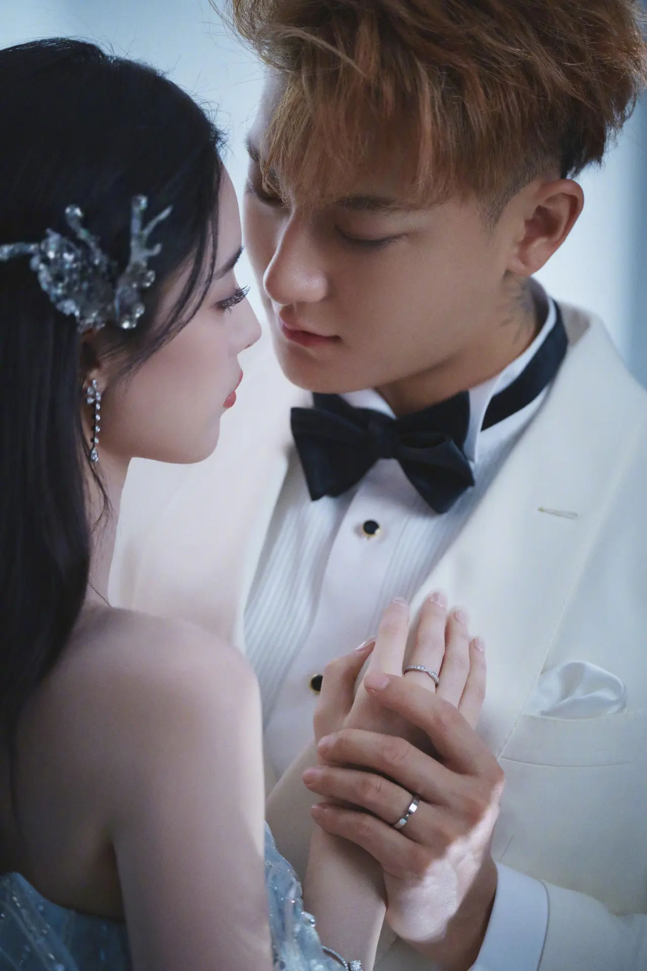 內地男星黃子韜與旗下女星徐藝洋在社交平台同步晒出婚紗照，並甜蜜標記對方，為即將到來的婚禮預熱。(片：ACE-YOUNGKINGYOUNGBOSS@微博)