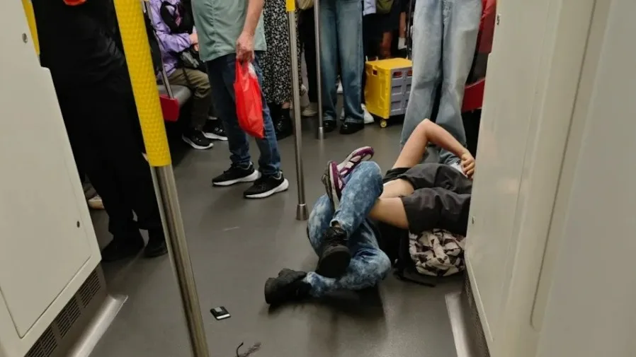 港鐵彩虹站兩女扭打　雙雙倒地四腳交纏的封面圖片
