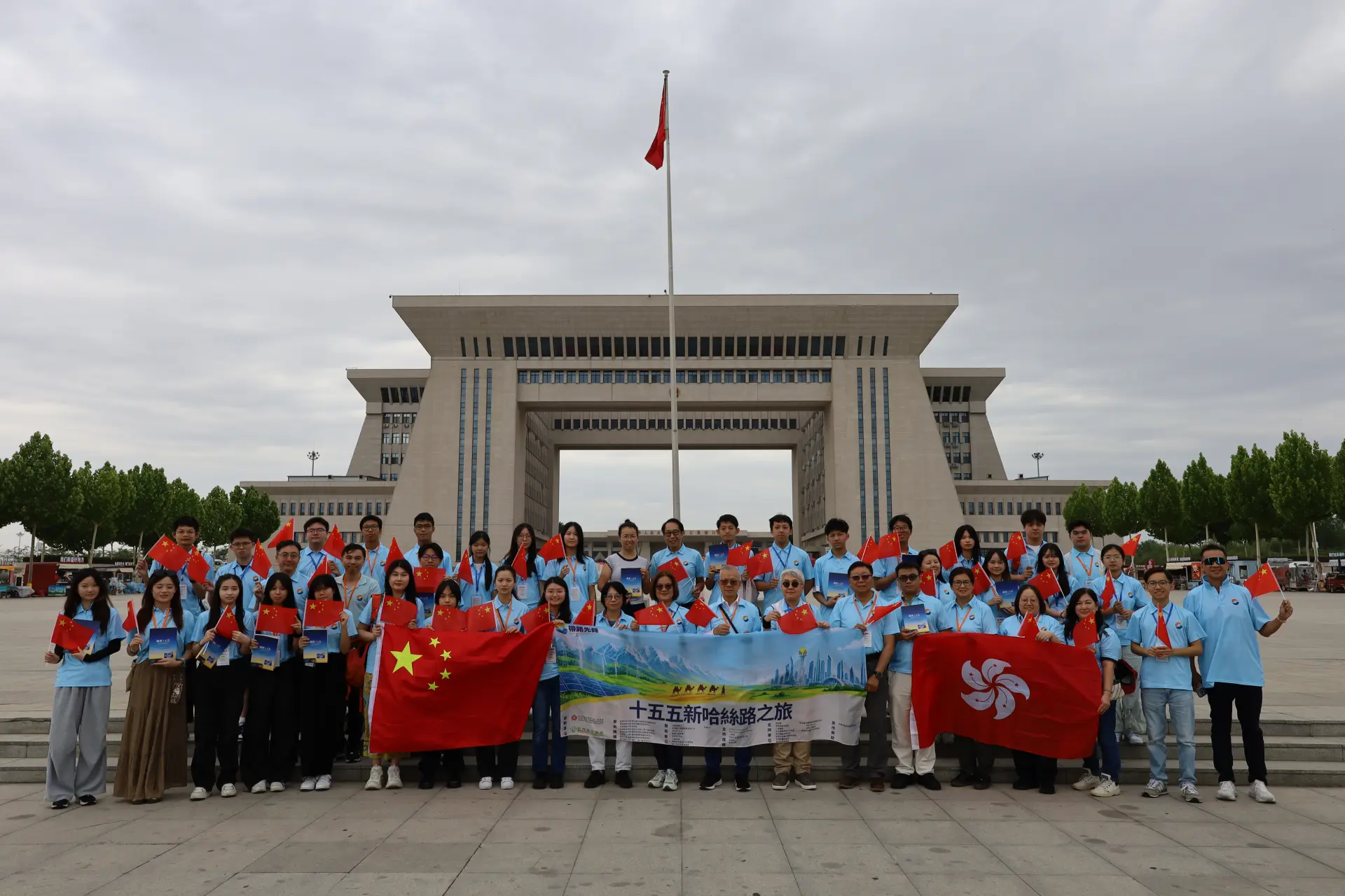 考察團團員在新疆外事辦負責人員陪同參觀霍爾果斯中哈合作中心。(圖：陳鳳翔)